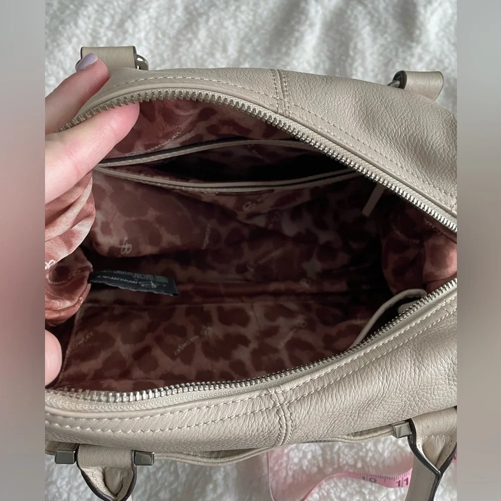 LC: ⭐️HP⭐️ B. Makowsky Leather White Cream Purse with Animal Print Inside - Picture 6 of 15